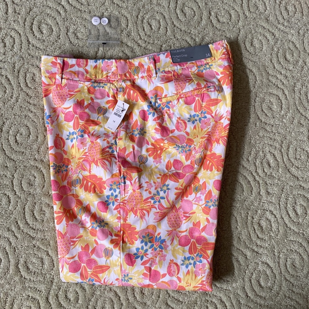 🌸Tropical Print Capris🌸 - Picture 6 of 8